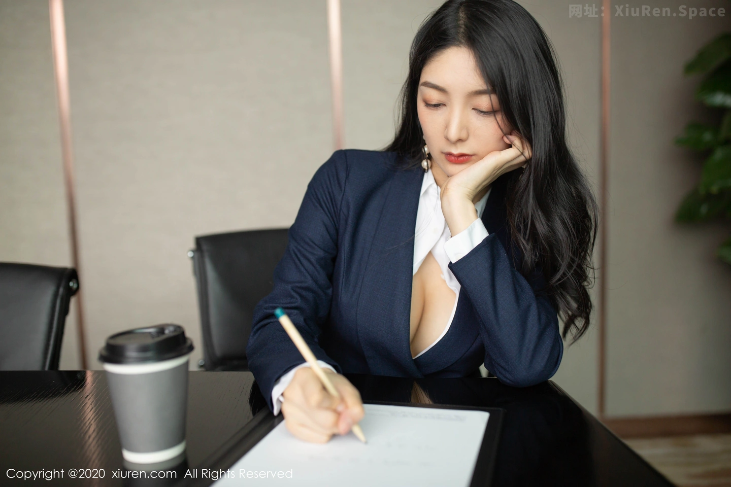 图片[4]-[XiuRen秀人网]VOL.2056 嫩模Angela小热巴职业白领主题性感白衬衣配短裙半脱诱惑写真60P-秀人网官方网站